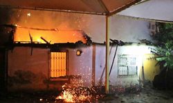 Gecekondu alev alev yandı, sokağa dökülen mahalleli kediler için gözyaşı döktü