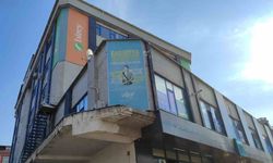 Güngören’de binada asılı reklam panosu düştü, panik yaşandı