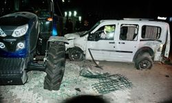 Hafif ticari aracın yoldan çıkıp traktöre çarptığı kaza kamerada: 1 ölü