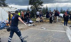 Isparta’da kontrolden çıkan yolcu midibüsü devrildi: 15 yaralı