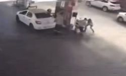 İşten çıkartılma sebebi olarak gördüğü mesai arkadaşını bıçakladı, o anlar kamerada