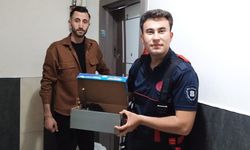 İtfaiye erleri kurtardıkları karga yavrularını elleriyle besledi