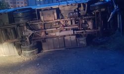 Karadeniz Ereğli’de midibüs park halindeki cipe çarptı: 2 yaralı