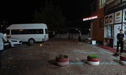 Kayseri’de apartmanın çatısına yıldırım düştü, park halindeki araçlar zarar gördü