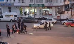 Kaza anı kamerada: Yaralı sürücüyü kaldırıp kenara götürdüler