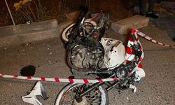 Kırmızı ışıkta geçen motosiklet sürücüsü minibüse çarptı: 1 ölü