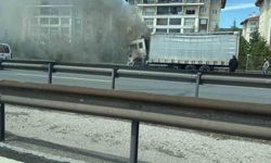 Kocaeli’de alevlere teslim olan tır, itfaiye ekiplerince söndürüldü