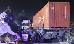 Konteyner yüklü tır bariyerlere çarptı: 2 yaralı