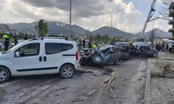 Kontrolden çıkan beton mikseri park halindeki 8 aracı biçti