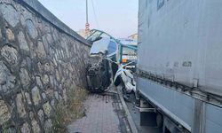 Korkulukları yıkan otomobil duvarda asılı kaldı, sürücü burnu bile kanamadan kurtuldu