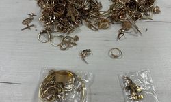 Vücutlarına sardıkları 4.6 kilogram altın mücevherle yakalandılar