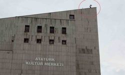 Kültür merkezinin çatısına çıktı, ekipler 1 saatlik çalışmayla ikna etti