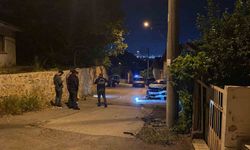 Kurşun yağmuruna tutulan otomobil kaza yaptı: 1 ağır yaralı