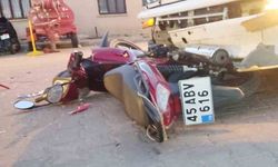 Manisa’da motosiklet minibüsün altında kaldı