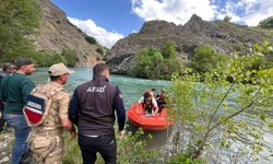 Munzur Nehri’nde mahsur kalan vatandaşı ekipler kurtardı