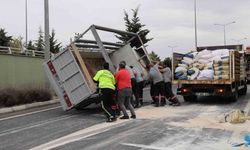 Nevşehir’de un yüklü kamyonet devrildi: 2 yaralı