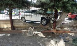 Önce otomobile sonra duvara çarpan araç alev aldı