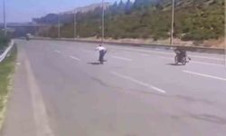 Otobanda motorun üzerine uzanarak ölüme yarış pahalıya patladı