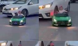 Otomobil çocuğun bindiği akülü araca çarptı: O anlar kamerada