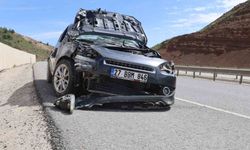 Otomobil istinat duvarına çarptı: 3 yaralı