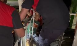 Parkta ayağı oyun grubu demirlerine sıkışan çocuk, itfaiye ekiplerince kurtarıldı