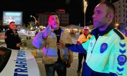 Polisin işine "anlamsız", gazeteciye "kaburgasız" deyip tehdit etti
