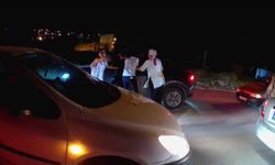 Sevinç kutlamaları esnasında kavgayı ayırmayı çalışan ’Yardım edin’ çağrısı kamerada