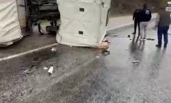 Sivas’ta kontrolden çıkan kamyon devrildi, sürücü yaralandı