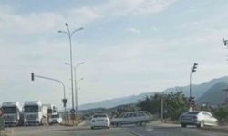 Sosyal medyaya görüntü çekmek isterken, kırmızı ışıkta geçen aracın karıştığı yaralamalı kazayı görüntüledi
