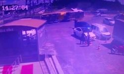 Sultanbeyli’de virajı dönemeyen hafriyat kamyonu otomobilin üzerine devrildi