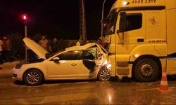 Tırla çarpışan otomobil demir yığınına döndü: 2 yaralı