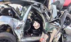 Trabzon’da iki tır arasına sıkışan araç hurdaya döndü: 3 yaralı