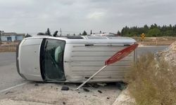 Viraja hızlı giren aracı ’DUR’ tabelası durdurdu