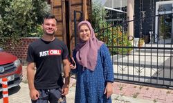 Yıllar önce kaybettiği telefonu geri gelmeyen turist, bulduğu telefona sahibine teslim etti