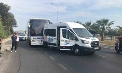 Yolcu otobüsü ile tur minibüsü çarpıştı: 1’i turist 2 yaralı
