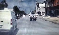 Yolun karşısına geçen kadına çarpıp kaçtı: Kaza anı kamerada