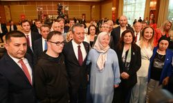 CHP Genel Başkanı Özel, Kuşadası'nda otizmli bireyler ve aileleri ile buluştu