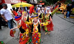 Bornova'da Halk Dansları Festivali sokaklara taştı!