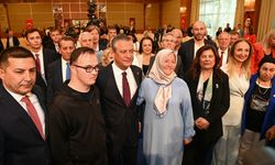CHP Genel Başkanı Özel, Kuşadası'nda otizmli bireyler ve aileleri ile buluştu