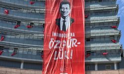CHP Genel Merkezi’ne “İmamoğlu’na Özgürlük” pankartı asıldı