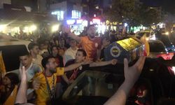 Galatasaray'ın şampiyonluk kutlamalarında Fenerbahçe tabutu taşındı