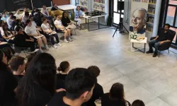 Genç oyuncu, öğrencilere “Hababam Sınıfı”nı okudu