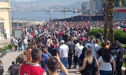 İZENERJİ ve İZELMAN işçileri grevin ikinci gününde Konak Pier’de