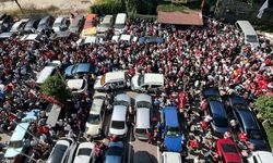 İzmir'de binlerce işçi Büyükşehir önünde toplandı: “Biz ne istediğimizi biliyoruz”