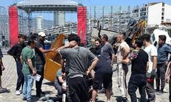 İzmir'de CHP'nin mitingi için kurulan platformda vinç kazası