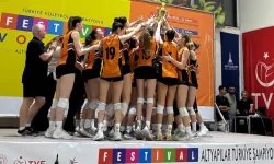 İzmir'de 'Festival Voleybol'da ilk ödüller verildi