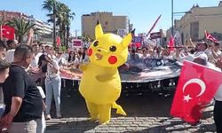 'Pikachu' bu kez İzmir mitinginde!