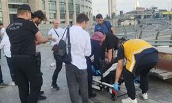 Adliye meydanındaki bariyerler rüzgarın etkisiyle 2 personelin üzerine devrildi