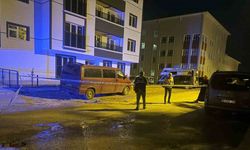 Annesiyle boşanma aşamasındaki babasını sokak ortasıda bıçakladı