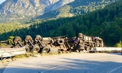 Antalya’da demir profil yüklü tır devrildi: 1 ölü